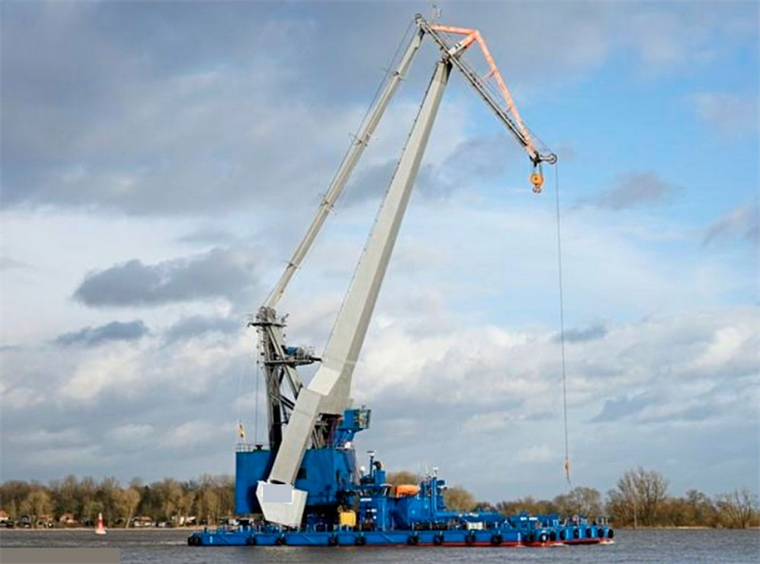 100-tonne Self-Propelled Crane Barge
