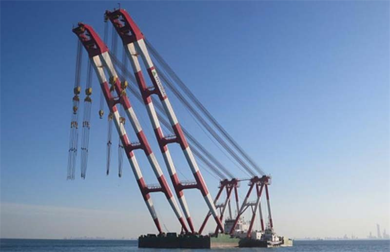 2,200-tonne Floating A-frame Crane Luffing Type